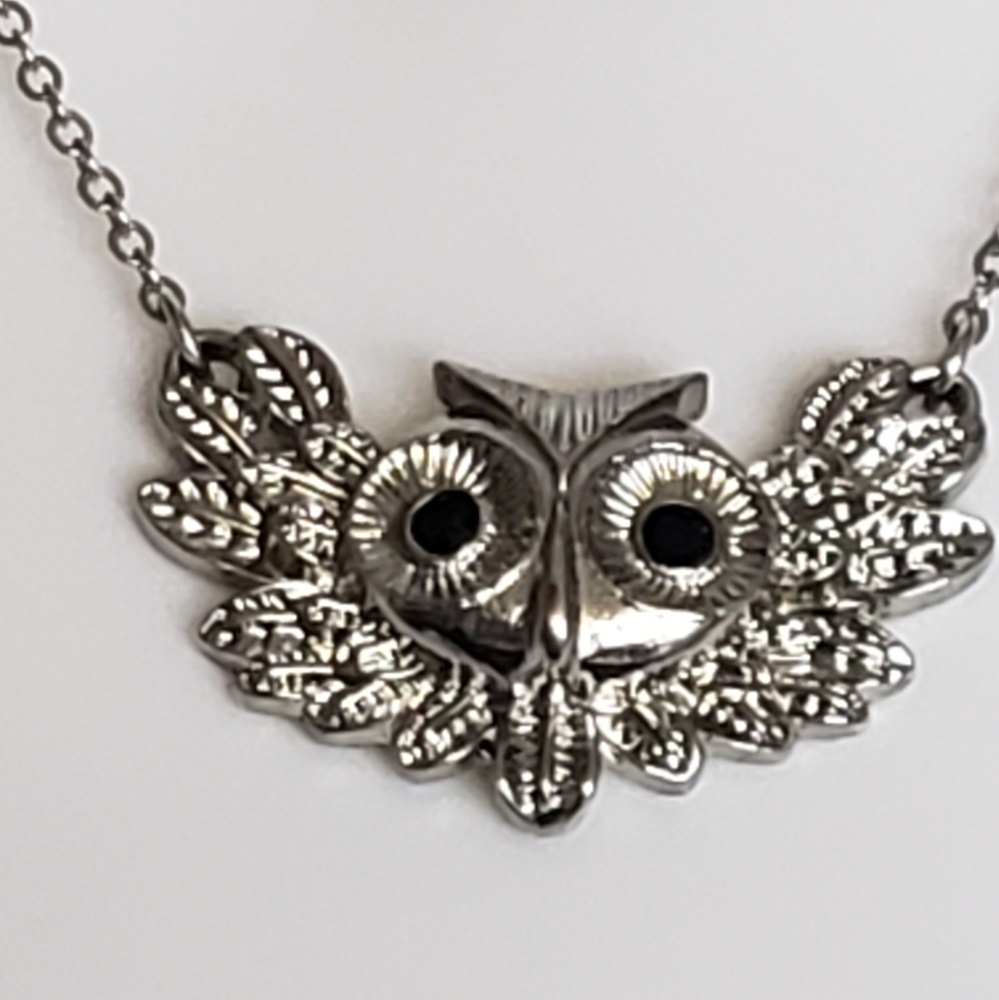 Vintage Beautiful Silver Tone Owl Pendant Necklace. - Picture 2 of 7